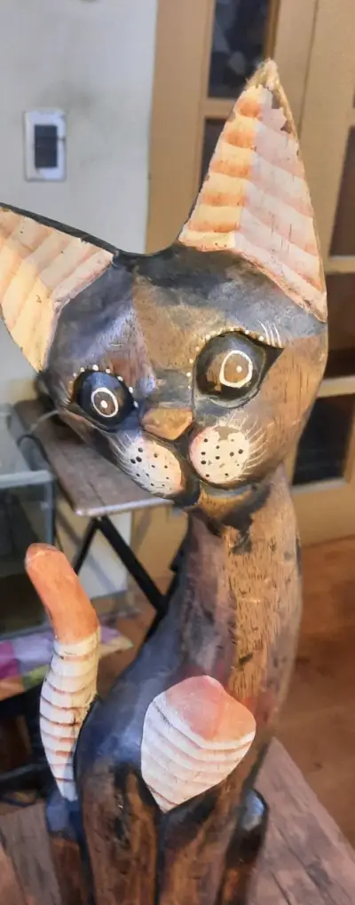 Estatua de gato tallada en madera - miniatura 2