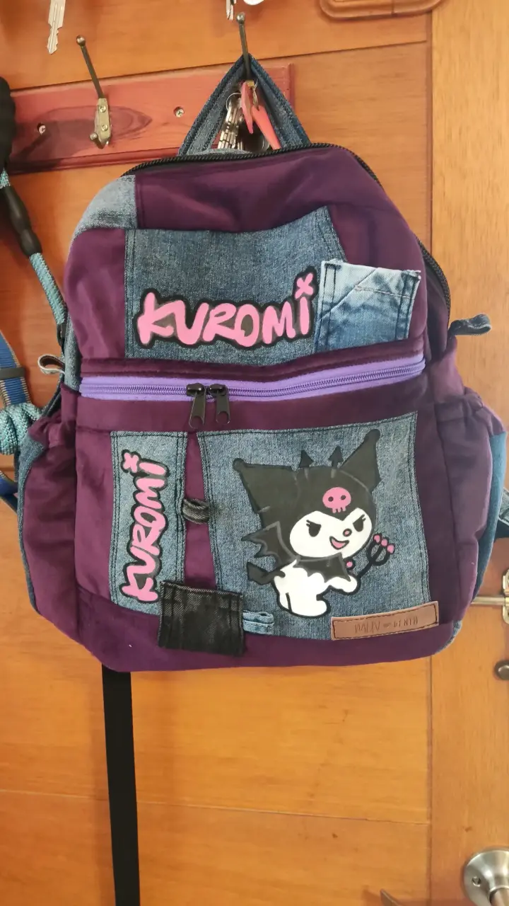 Mochila Kuromi morada con denim