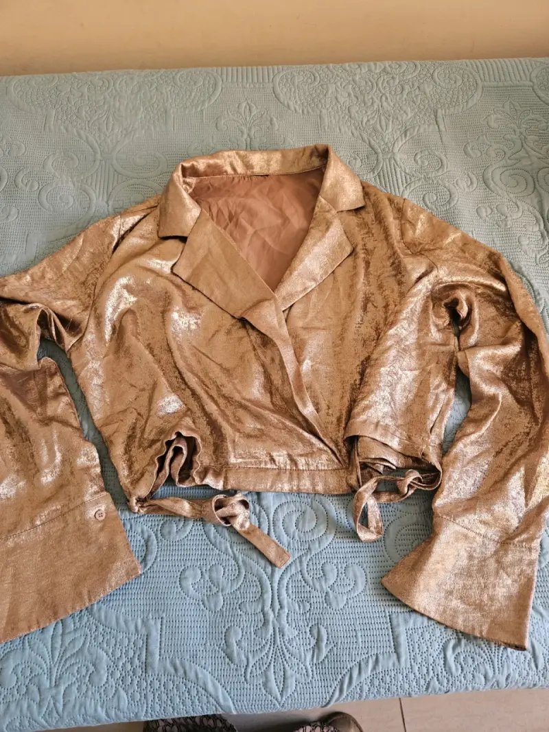 Blusa dorada satinada