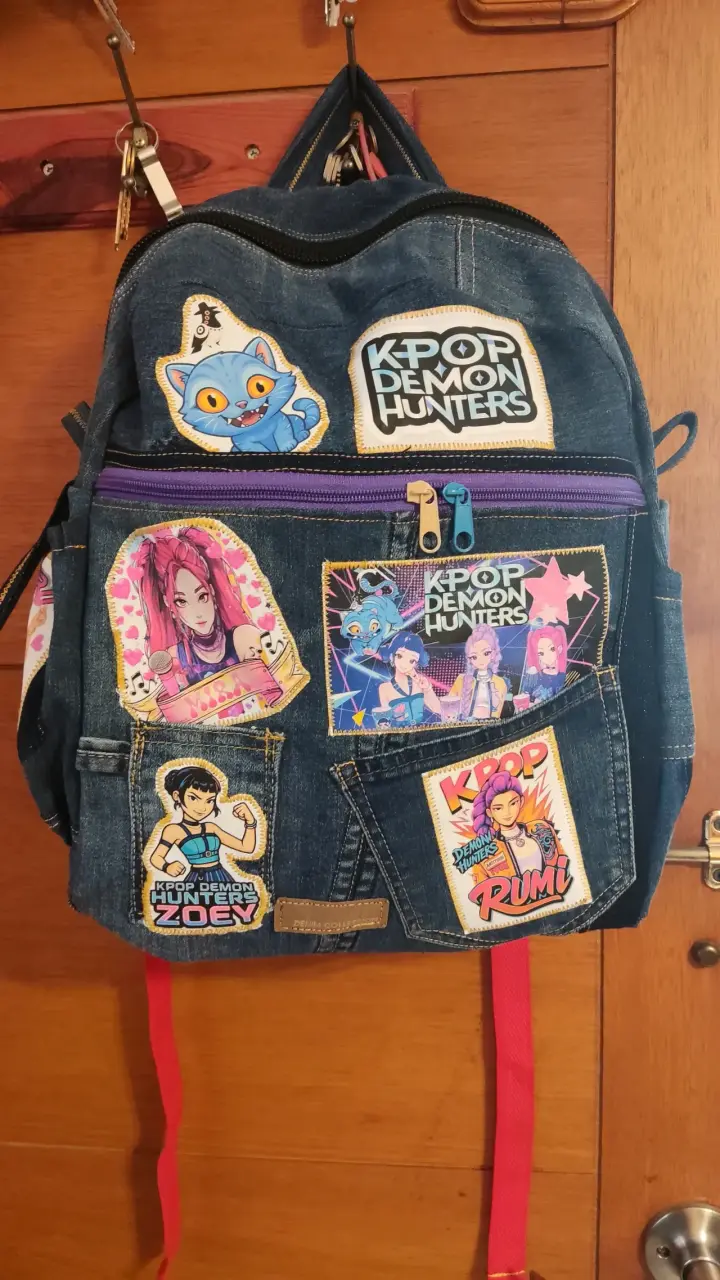 Mochila denim con parches K-pop