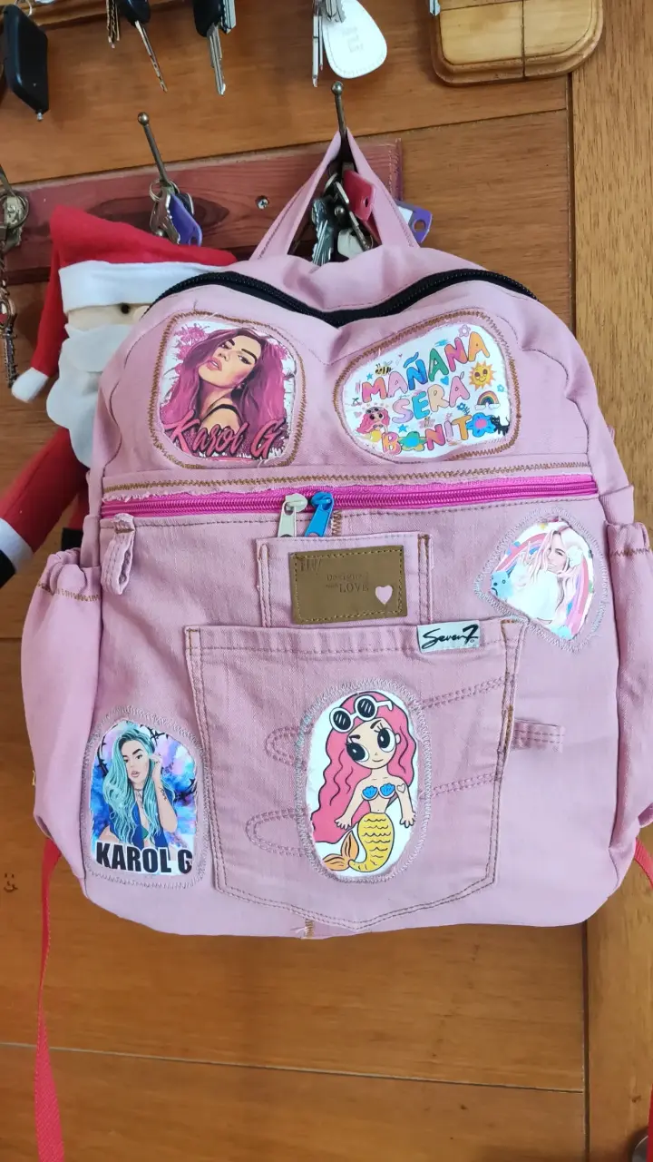 Mochila rosa con parches