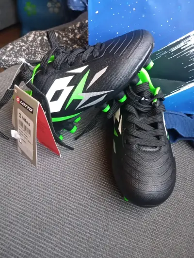 Zapatillas de fútbol Lotto negras - miniatura 1