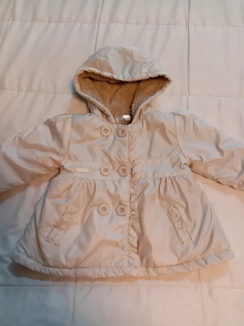 Abrigo infantil beige con capucha - 1