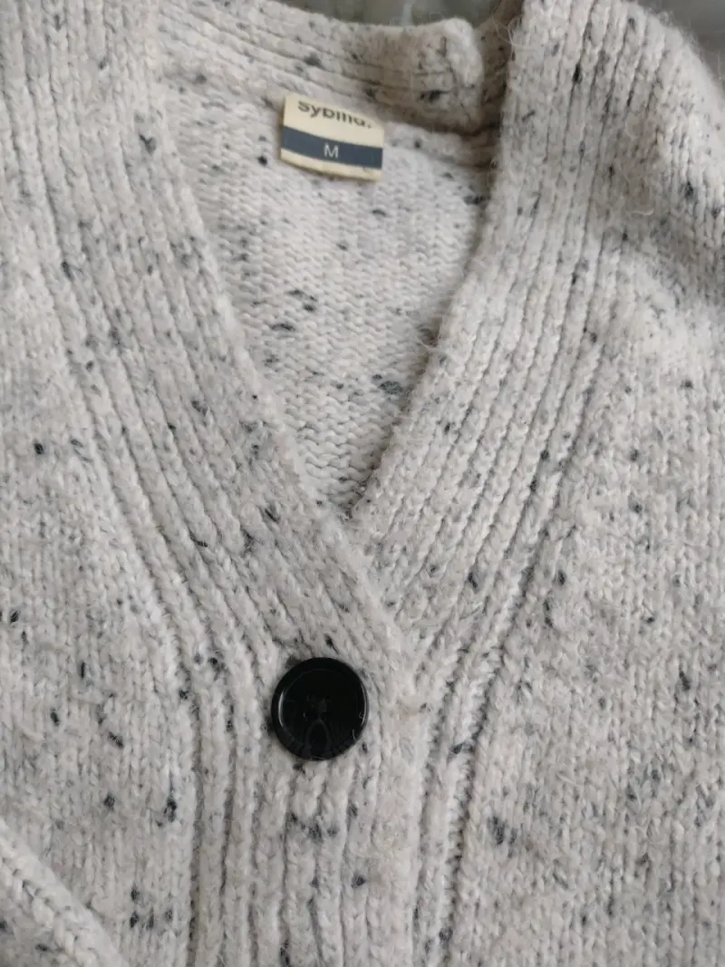 Cardigan gris con botones - 2