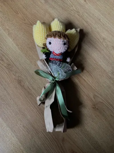 Ramo muñeca amigurumi y flores - miniatura 1