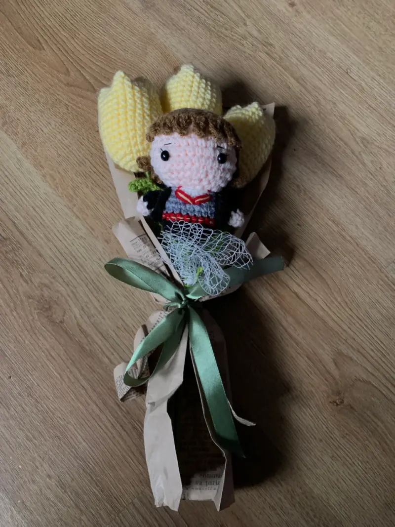 Ramo muñeca amigurumi y flores - 2