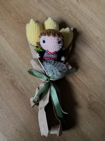 Ramo muñeca amigurumi y flores - miniatura 2