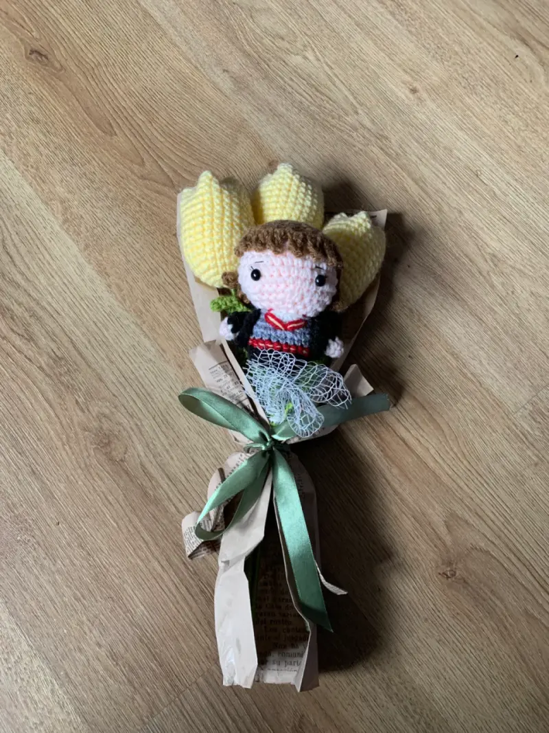 Ramo muñeca amigurumi y flores - 3
