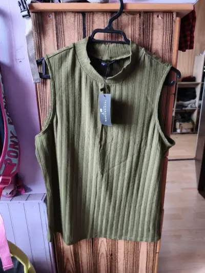 Polera sin mangas verde oliva - miniatura 1