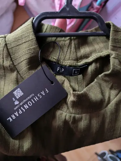 Polera sin mangas verde oliva - miniatura 2