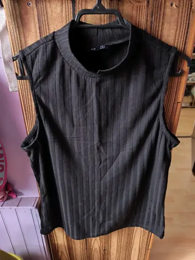 Polera sin mangas negra - miniatura 1