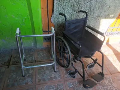 Silla de ruedas plegable negra - miniatura 1