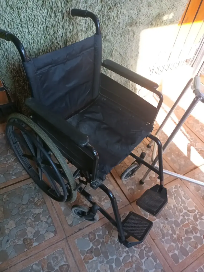 Silla de ruedas plegable negra - 2