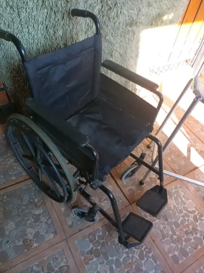 Silla de ruedas plegable negra - miniatura 2