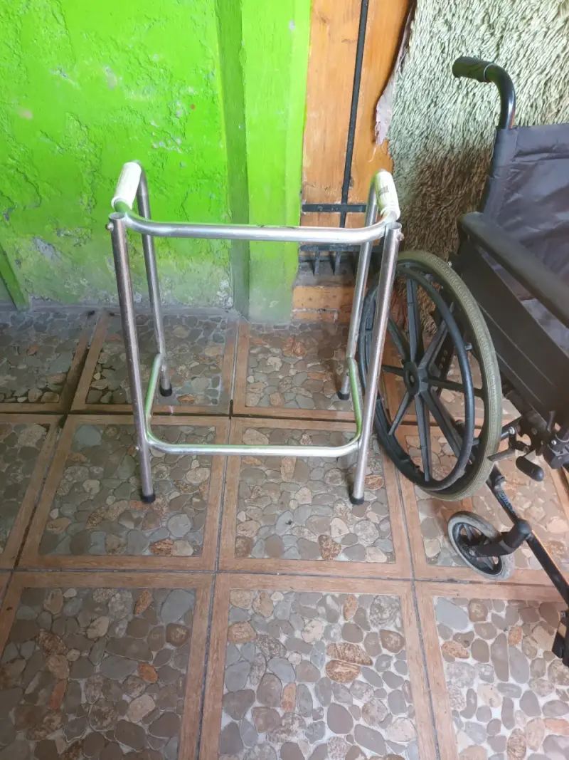 Silla de ruedas plegable negra - 3