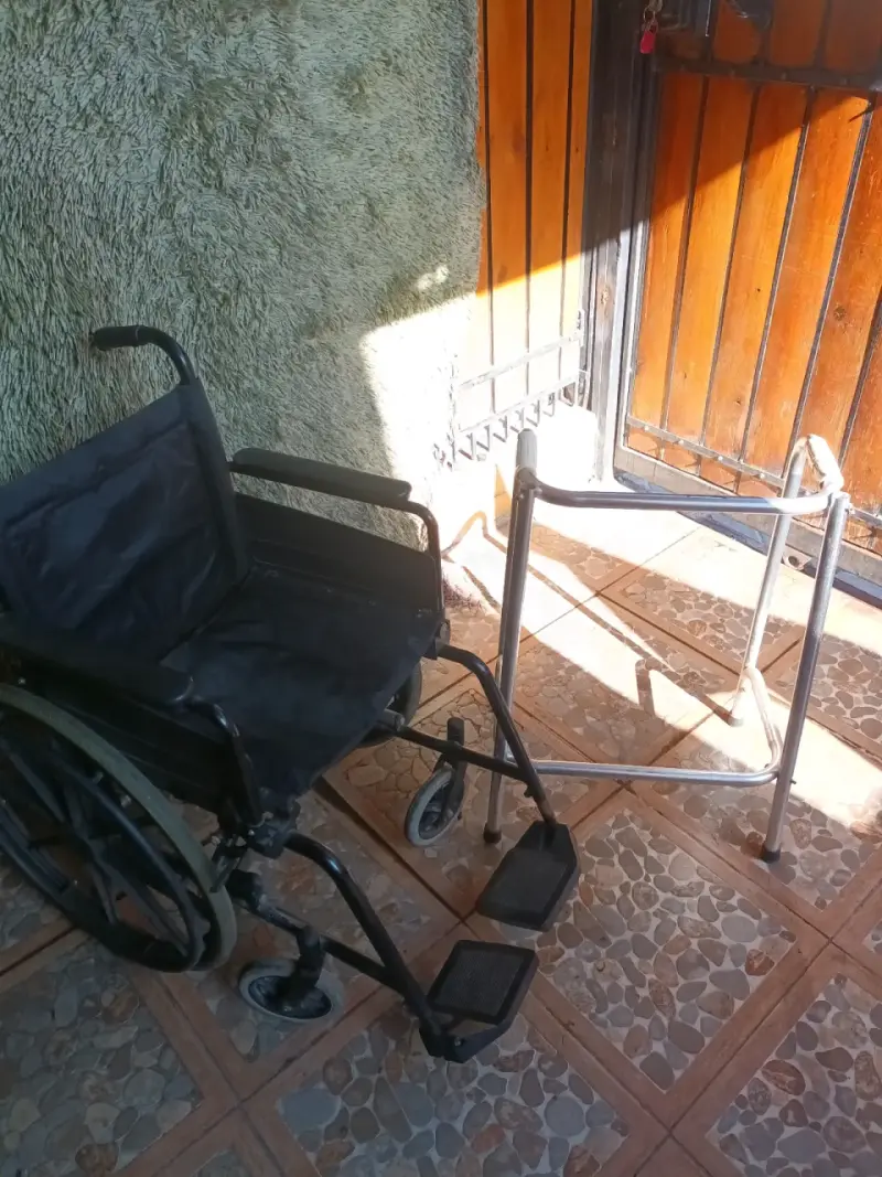 Silla de ruedas plegable negra - 4