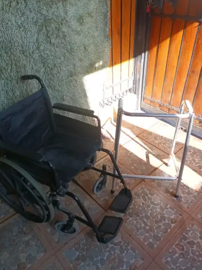 Silla de ruedas plegable negra - miniatura 4
