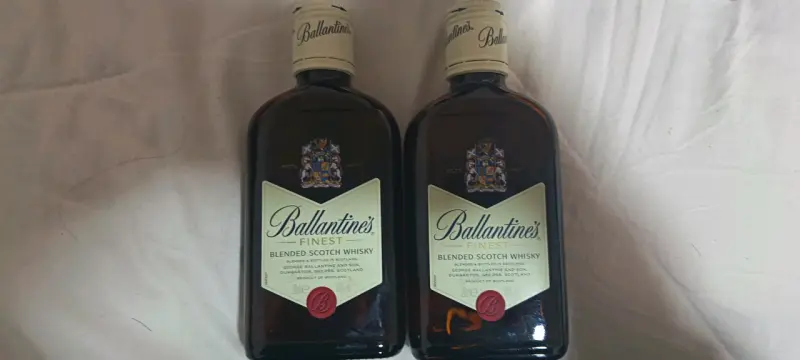 Dos botellas de whisky Ballantine's - 1