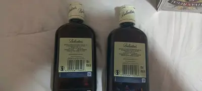 Dos botellas de whisky Ballantine's - miniatura 2