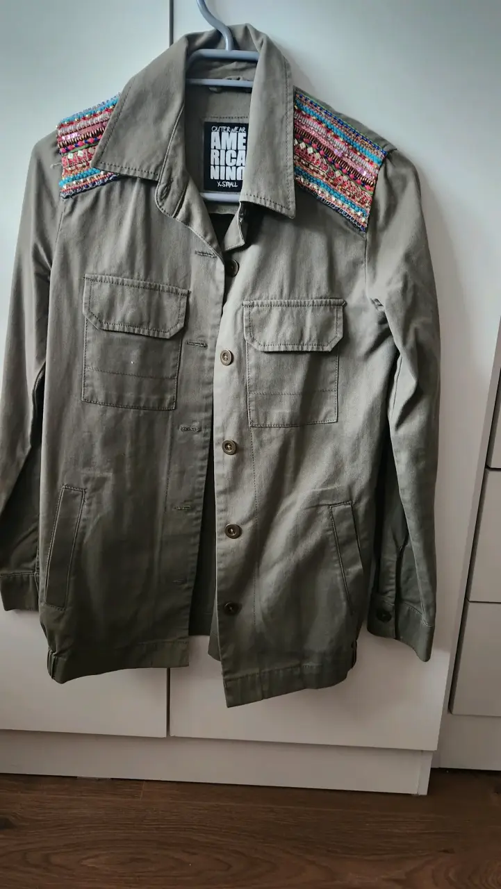 Chaqueta verde con detalles bordados