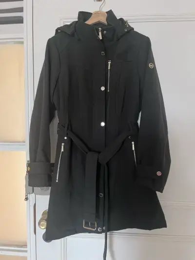 Abrigo negro con capucha - miniatura 1