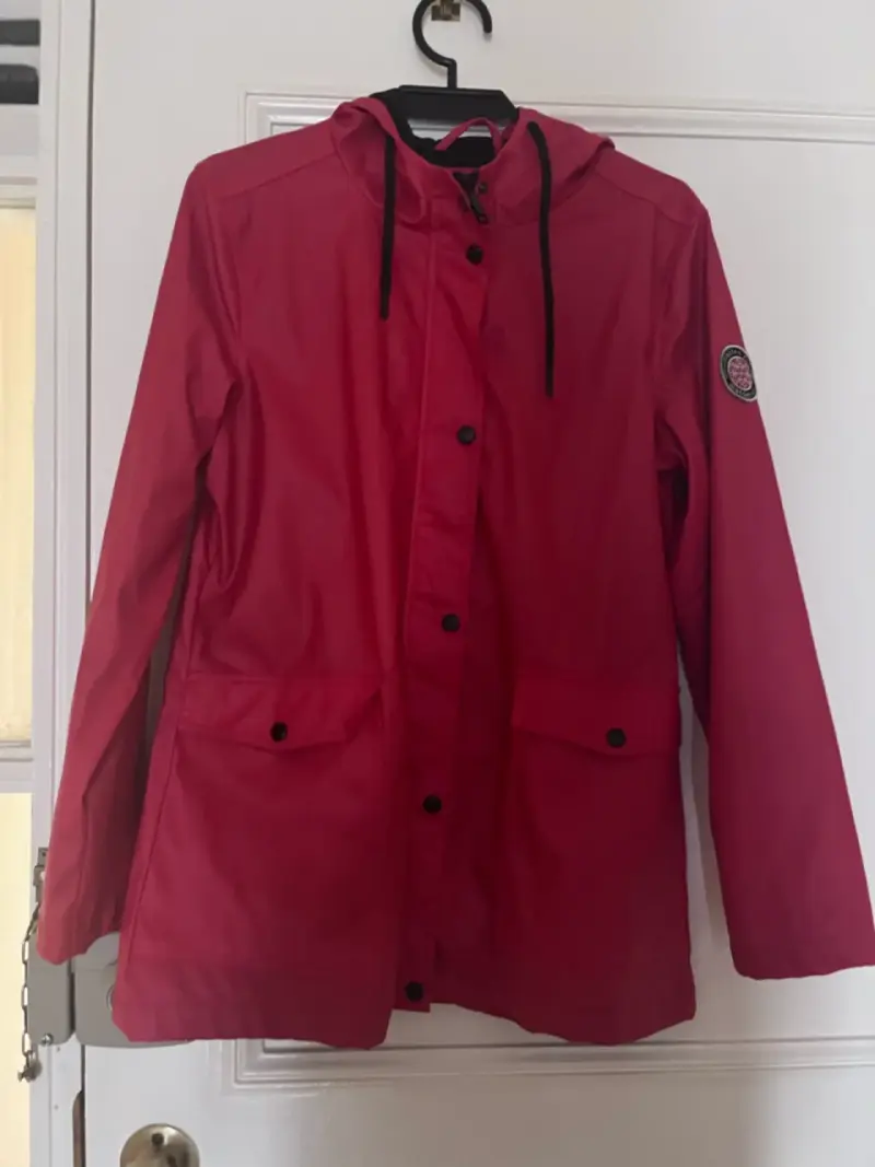 Chaqueta impermeable roja con capucha - 1