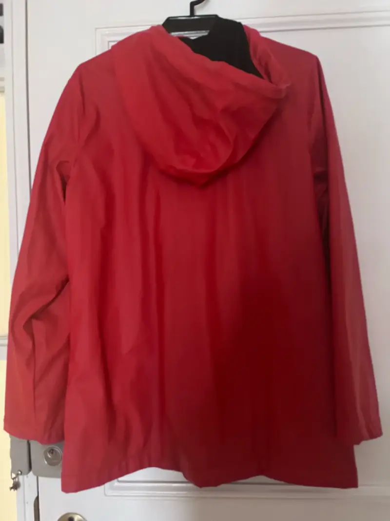 Chaqueta impermeable roja con capucha - 2