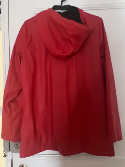 Chaqueta impermeable roja con capucha - miniatura 2