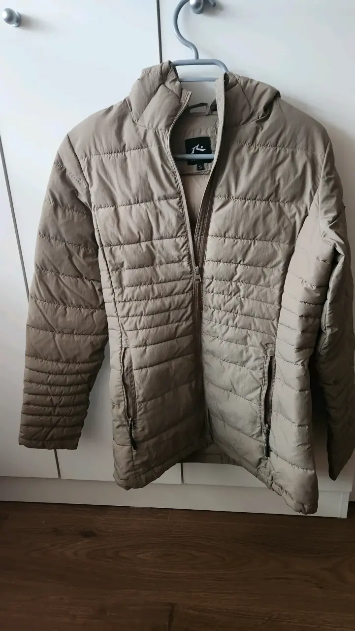 Parka acolchada beige con capucha