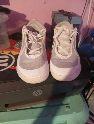 Zapatillas blancas deportivas - miniatura 1