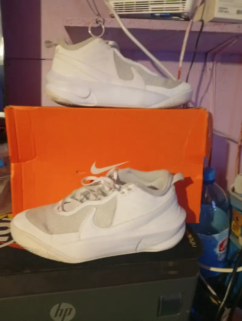 Zapatillas blancas deportivas - 2