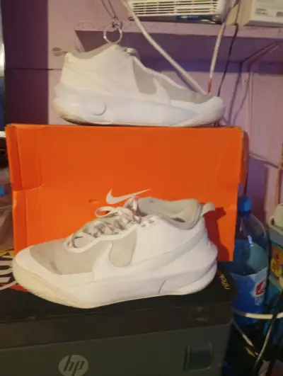 Zapatillas blancas deportivas - miniatura 2