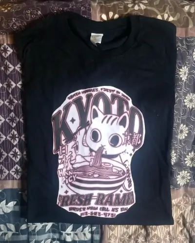Polera negra con estampado - miniatura 2