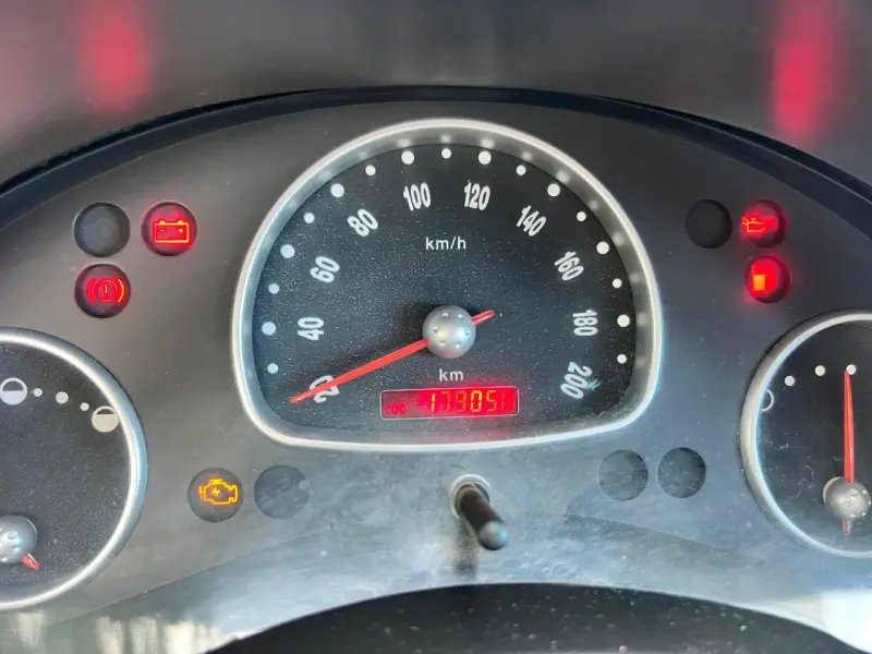 Chevrolet Corsa 2010 rojo - 6
