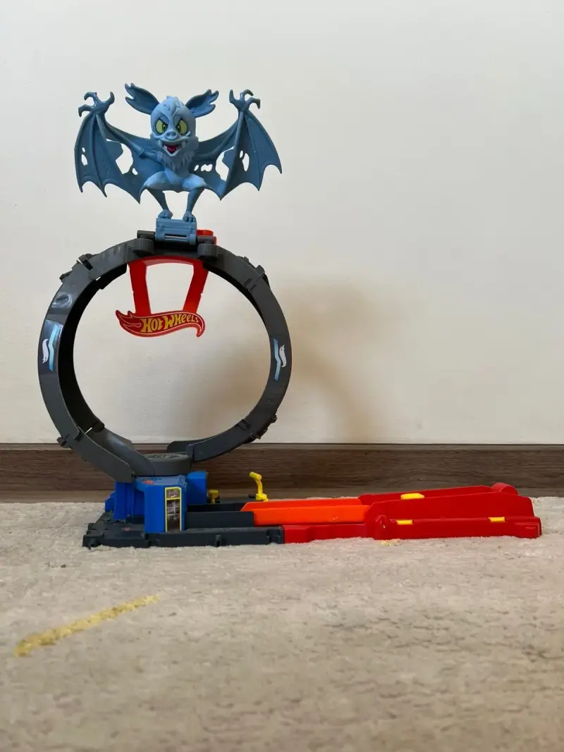 Pista Hot Wheels con murciélago