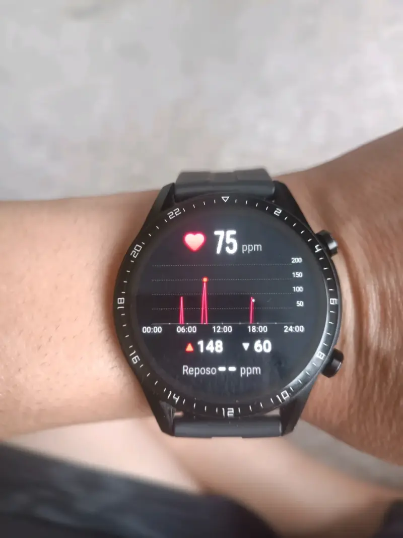 Smartwatch negro con monitor de ritmo cardíaco - 1