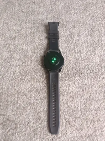 Smartwatch negro con monitor de ritmo cardíaco - miniatura 4