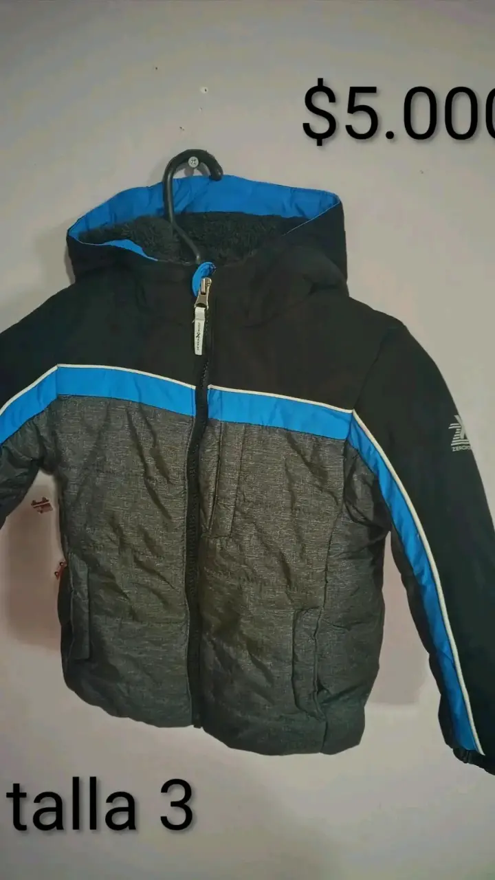 Chaqueta infantil negra y azul