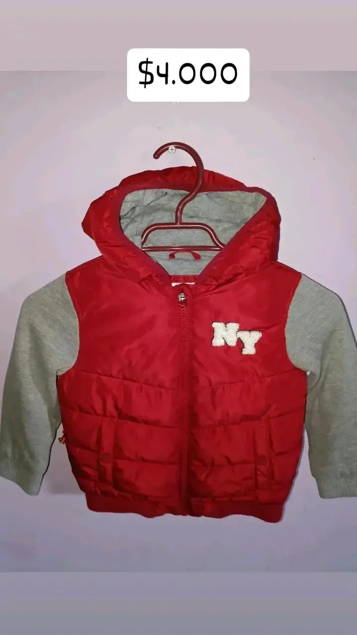 Chaleco infantil rojo con capucha