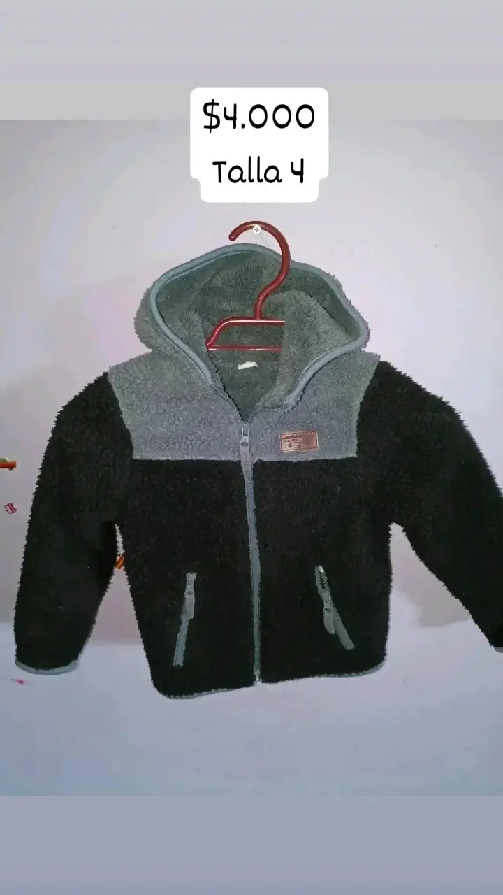 Chaqueta polar con capucha