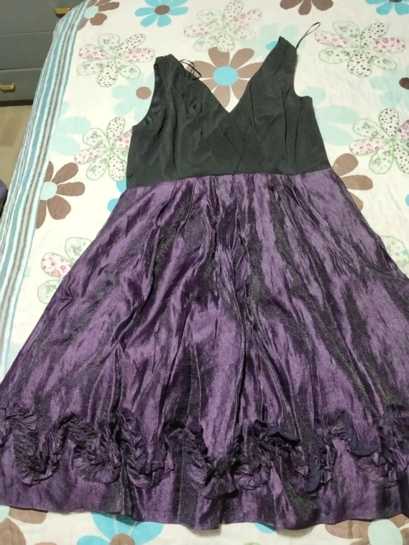 Vestido lila con escote en V - 1