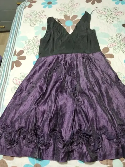 Vestido lila con escote en V - miniatura 1
