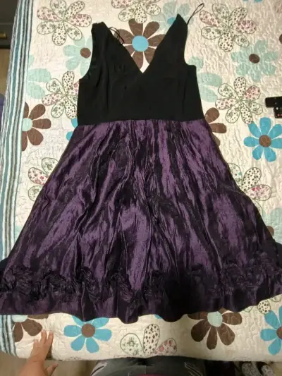 Vestido lila con escote en V - miniatura 2