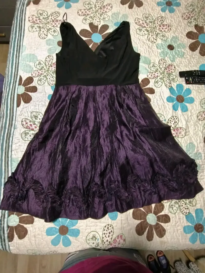 Vestido lila con escote en V - 3
