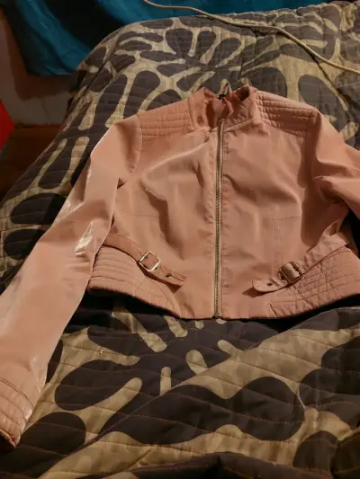 Chaqueta de cuero rosada - miniatura 1