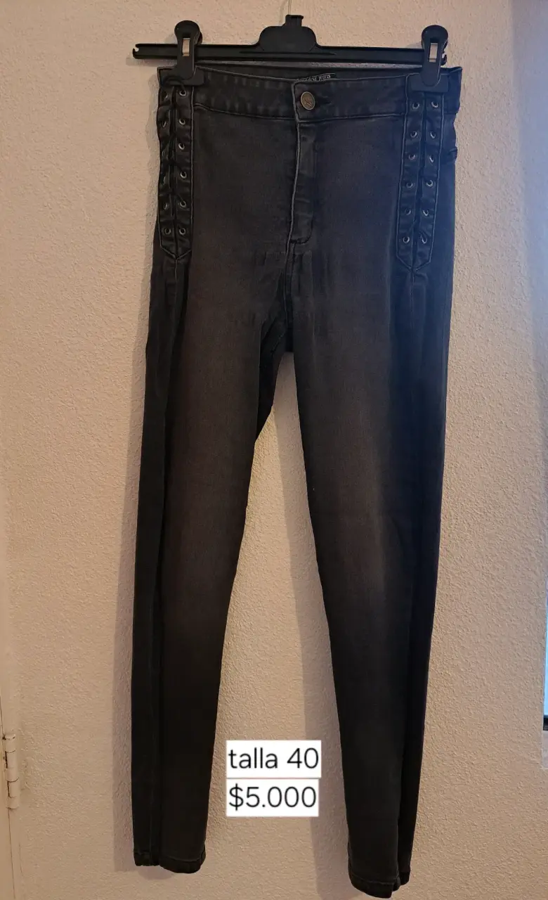 Jeggings negros con ojales - 1