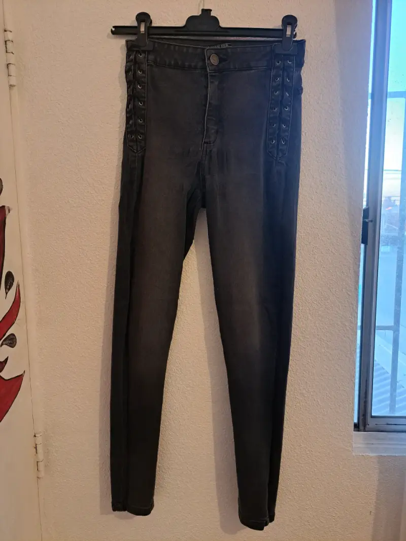 Jeggings negros con ojales - 2