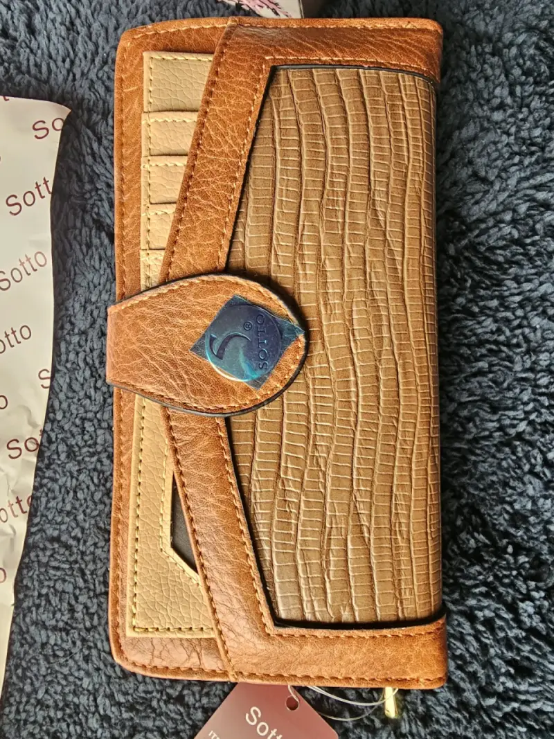 Cartera café diseño elegante - 1