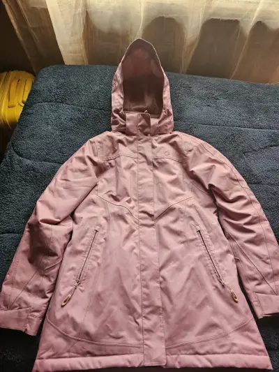 Chaqueta impermeable rosa con capucha - miniatura 1