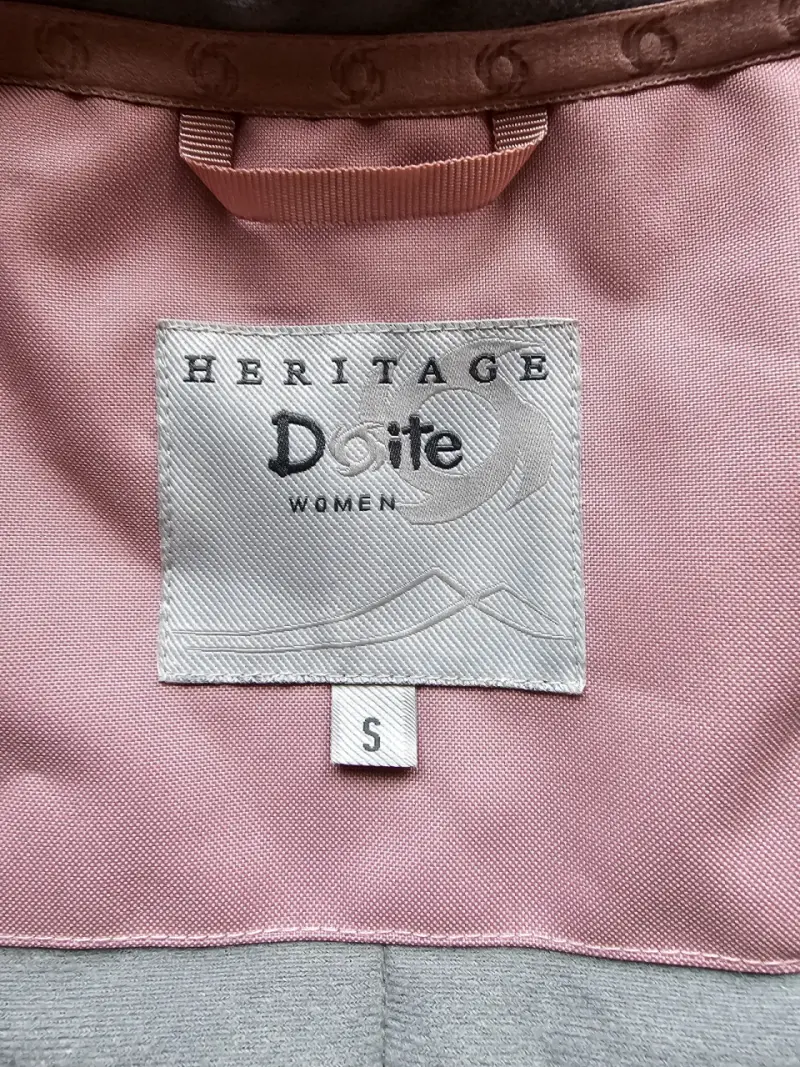 Chaqueta impermeable rosa con capucha - 3